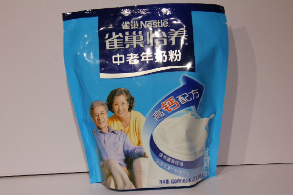 老年奶粉和纯牛奶哪个营养好 老年奶粉和蛋白粉可以一起冲吗